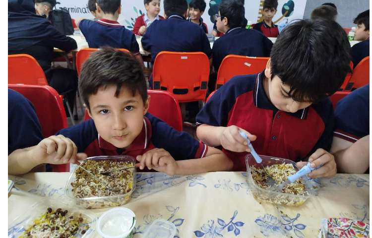 توزیع ناهار در سالن ناهار خوری 1