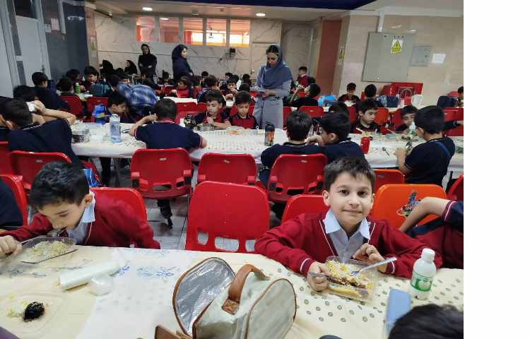 توزیع ناهار در سالن ناهار خوری 1