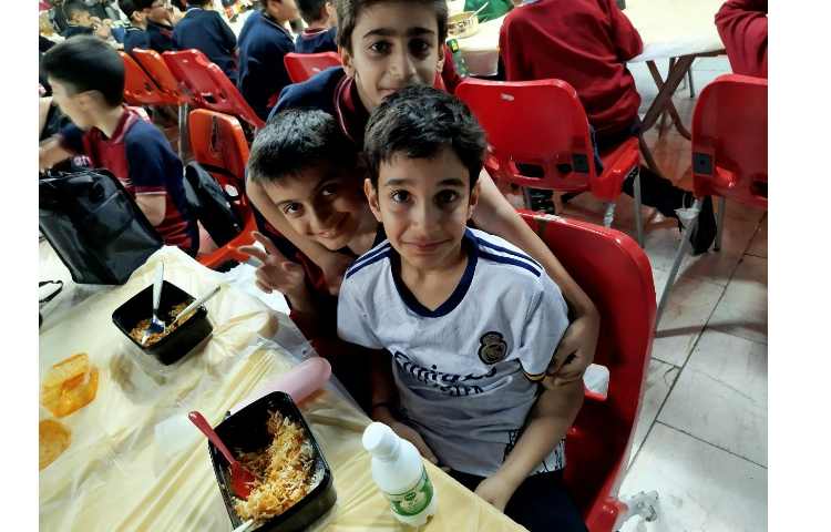 توزیع ناهار در سالن ناهار خوری 1