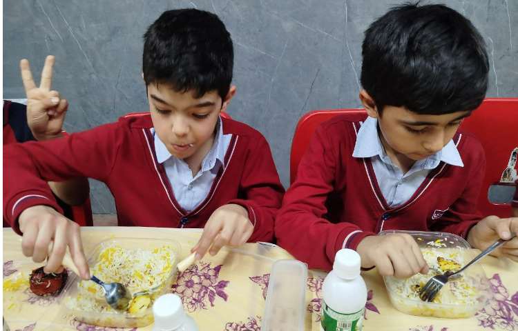 توزیع ناهار در سالن ناهار خوری 1