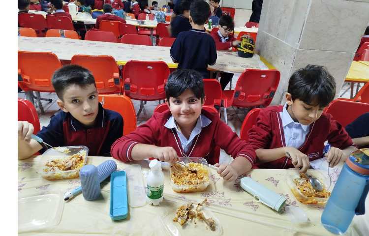 توزیع ناهار در سالن ناهار خوری 1