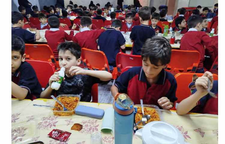 توزیع ناهار در سالن ناهار خوری 1