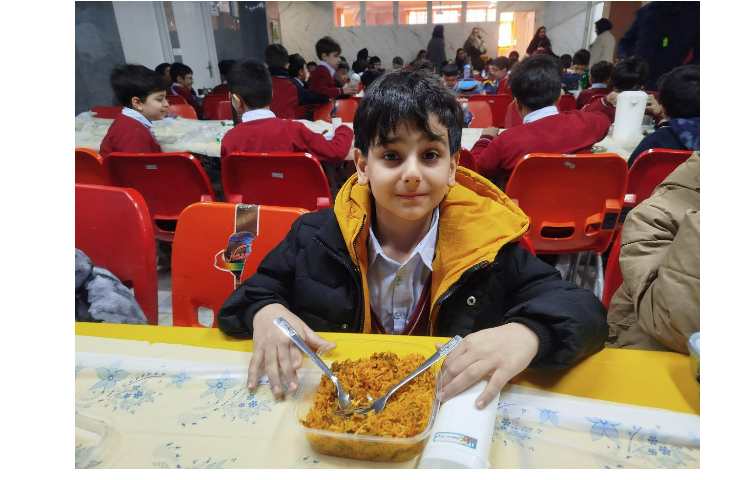 توزیع ناهار در سالن ناهار خوری 1