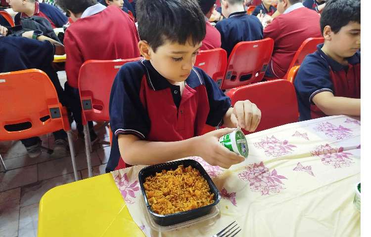 توزیع ناهار در سالن ناهار خوری 10