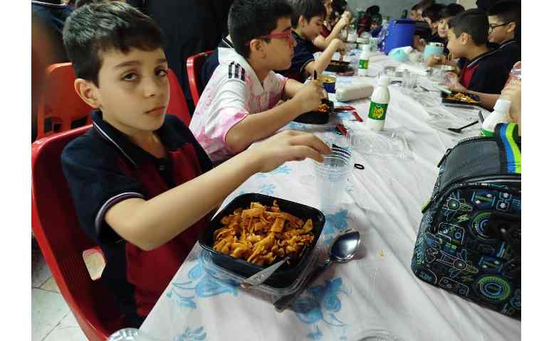 توزیع ناهار در سالن ناهار خوری 10