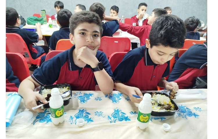 توزیع ناهار در سالن ناهار خوری 10