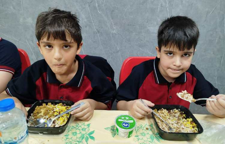 توزیع ناهار در سالن ناهار خوری 10