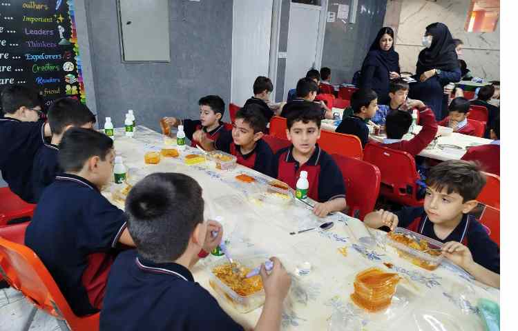 توزیع ناهار در سالن ناهار خوری 10