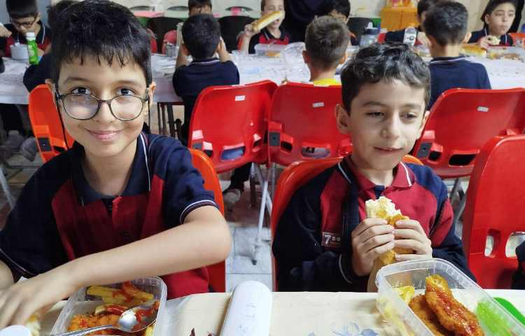 توزیع ناهار در سالن ناهار خوری 10