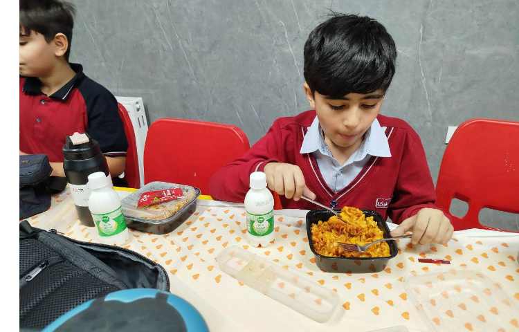 توزیع ناهار در سالن ناهار خوری 10