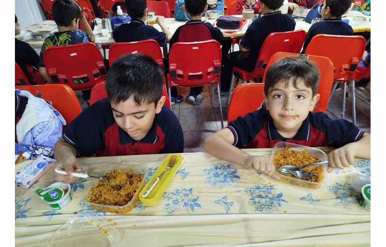 توزیع ناهار در سالن ناهار خوری 10