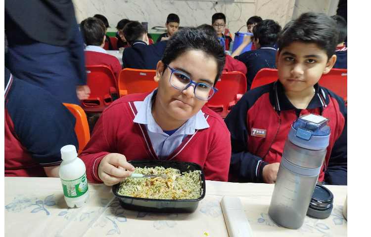 توزیع ناهار در سالن ناهار خوری 10