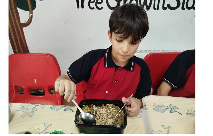 توزیع ناهار در سالن ناهار خوری 10