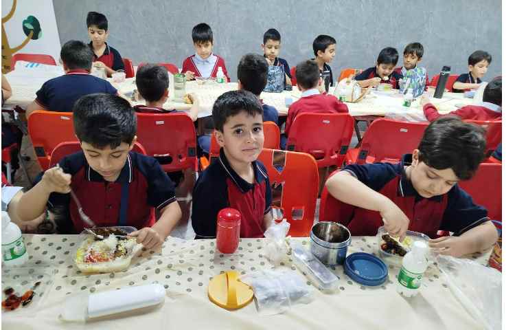 توزیع ناهار در سالن ناهار خوری 10