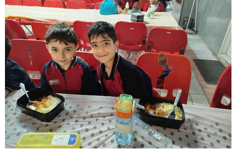 توزیع ناهار در سالن ناهار خوری 10