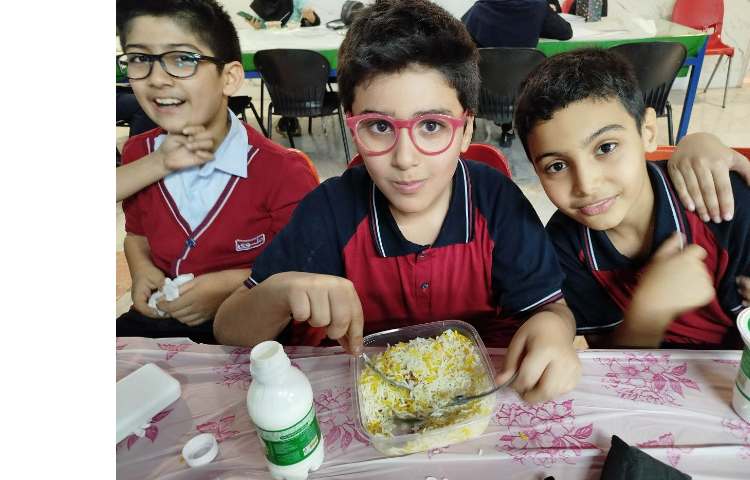 توزیع ناهار در سالن ناهار خوری 10