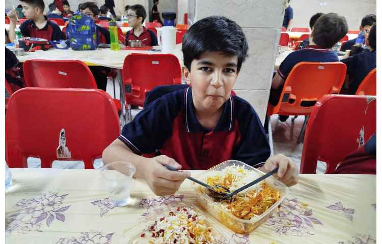 توزیع ناهار در سالن ناهار خوری 10