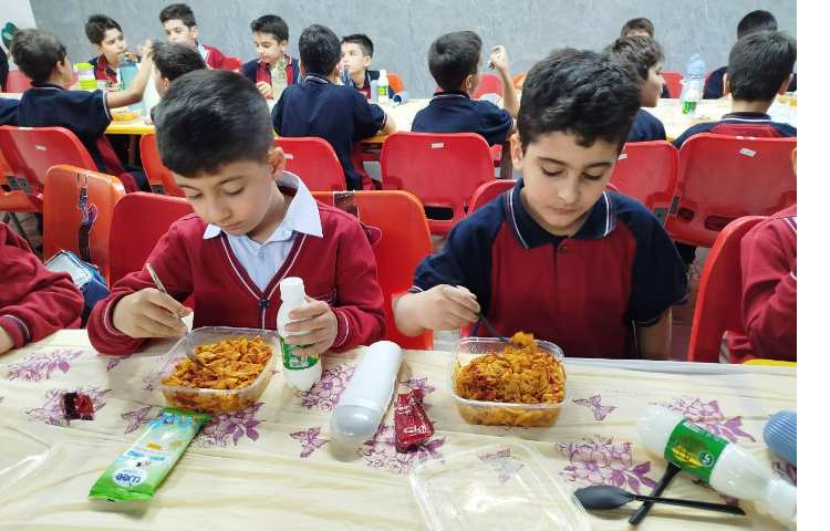 توزیع ناهار در سالن ناهار خوری 10