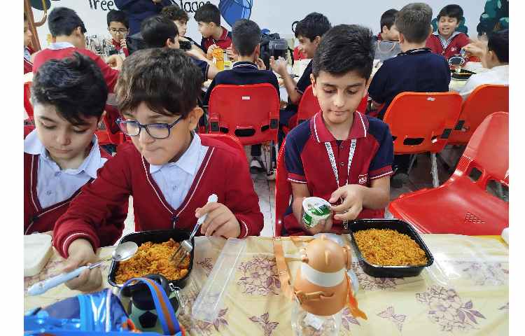 توزیع ناهار در سالن ناهار خوری 11