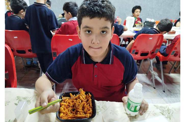 توزیع ناهار در سالن ناهار خوری 11