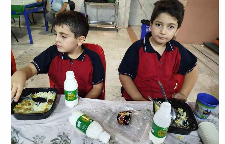 توزیع ناهار در سالن ناهار خوری 11