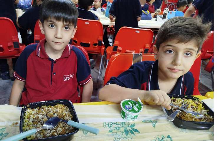 توزیع ناهار در سالن ناهار خوری 11