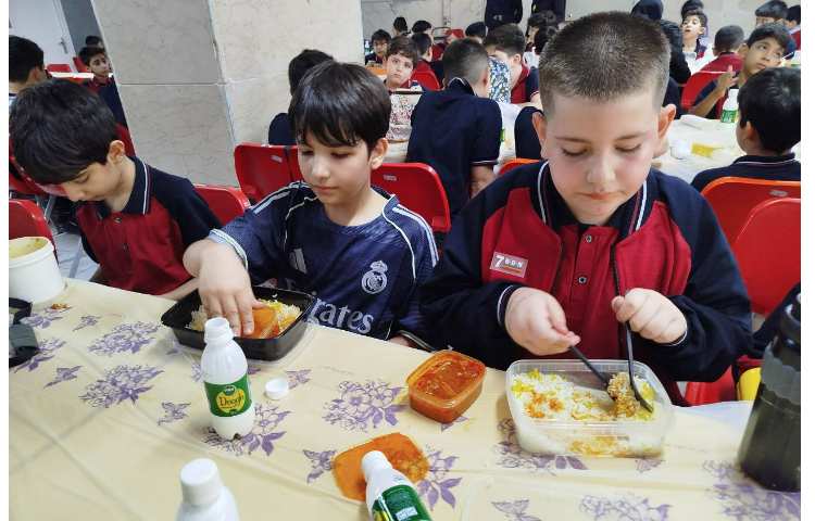 توزیع ناهار در سالن ناهار خوری 11