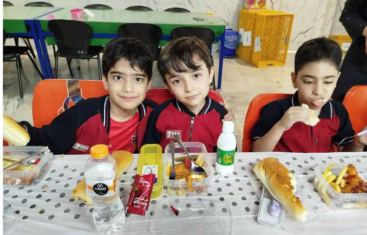 توزیع ناهار در سالن ناهار خوری 11