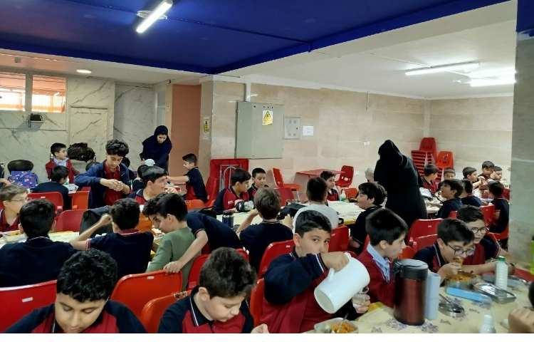 توزیع ناهار در سالن ناهار خوری 11