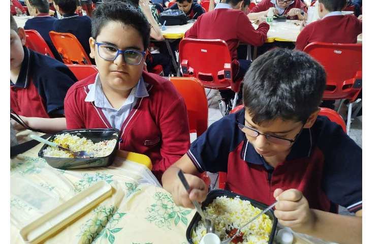 توزیع ناهار در سالن ناهار خوری 11