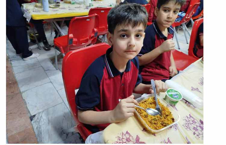 توزیع ناهار در سالن ناهار خوری 11