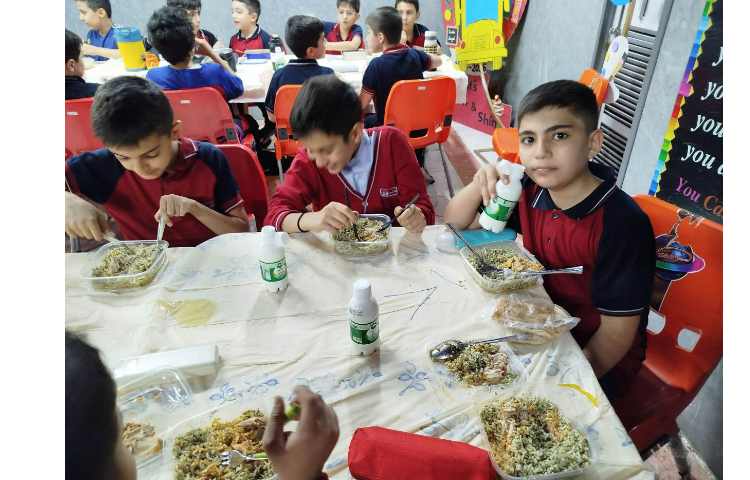 توزیع ناهار در سالن ناهار خوری 11