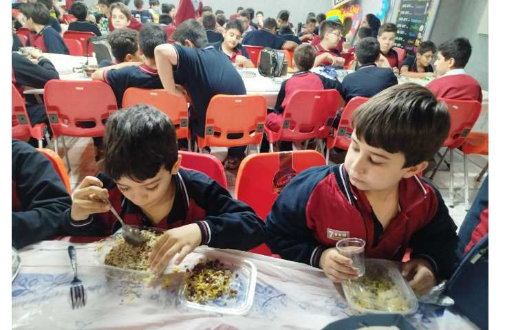 توزیع ناهار در سالن ناهار خوری 11