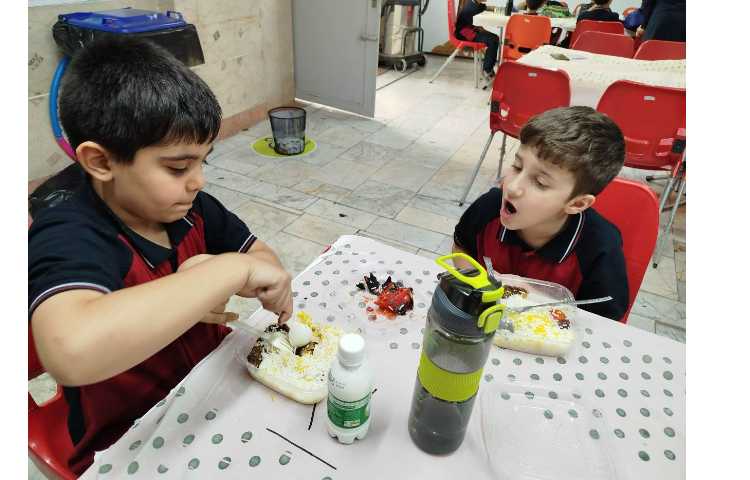 توزیع ناهار در سالن ناهار خوری 11