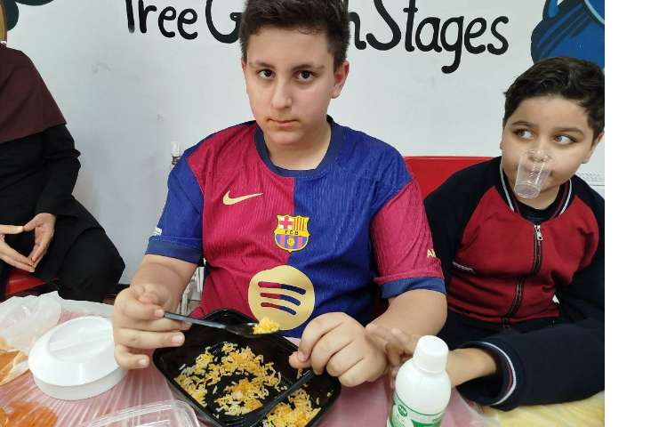 توزیع ناهار در سالن ناهار خوری 11