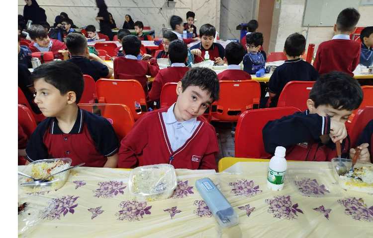 توزیع ناهار در سالن ناهار خوری 11