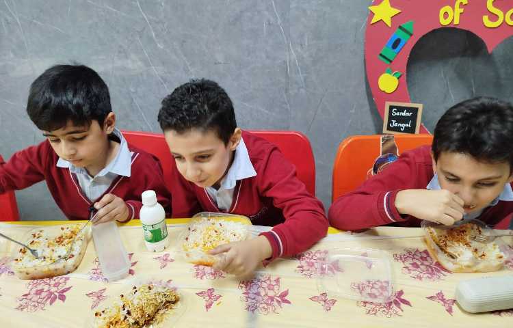 توزیع ناهار در سالن ناهار خوری 11