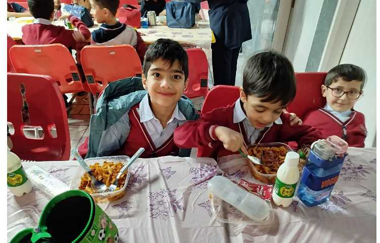 توزیع ناهار در سالن ناهار خوری 11