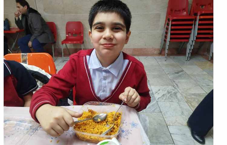 توزیع ناهار در سالن ناهار خوری 11