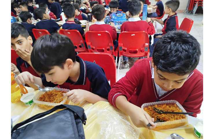 توزیع ناهار در سالن ناهار خوری 12