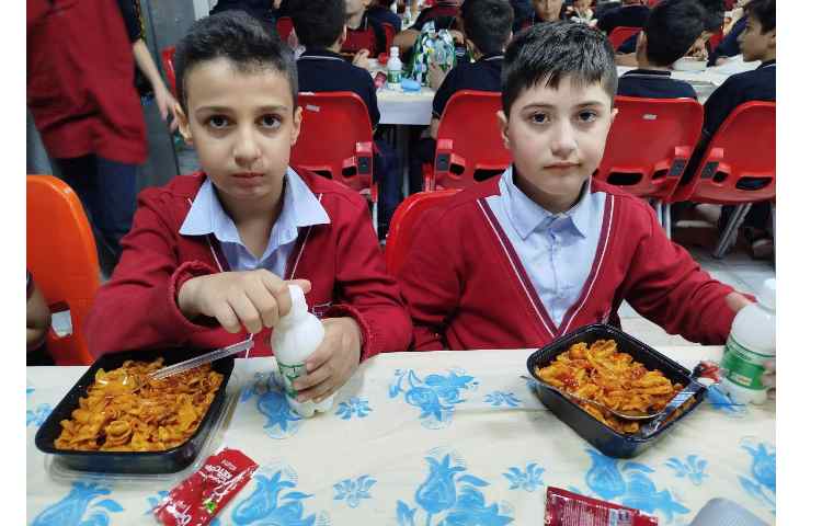 توزیع ناهار در سالن ناهار خوری 12