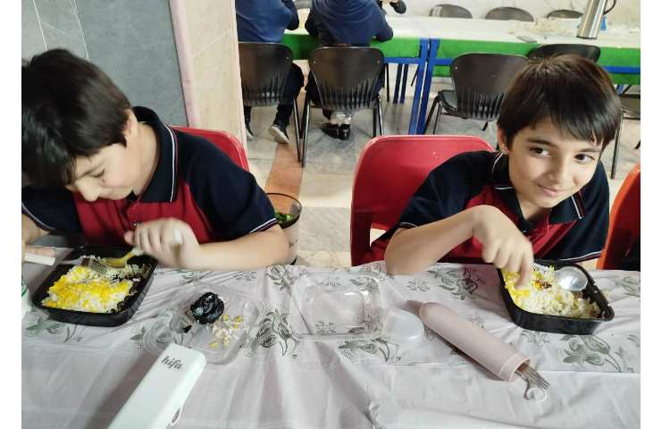 توزیع ناهار در سالن ناهار خوری 12