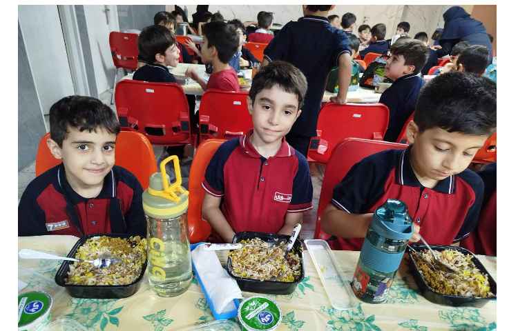 توزیع ناهار در سالن ناهار خوری 12