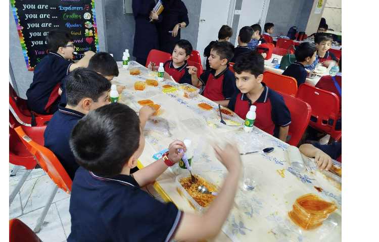 توزیع ناهار در سالن ناهار خوری 12