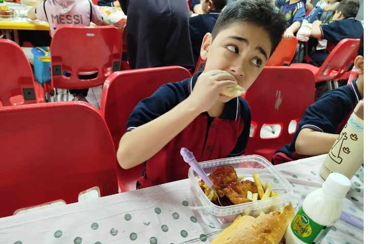 توزیع ناهار در سالن ناهار خوری 12