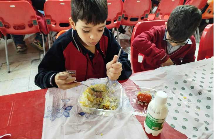 توزیع ناهار در سالن ناهار خوری 12