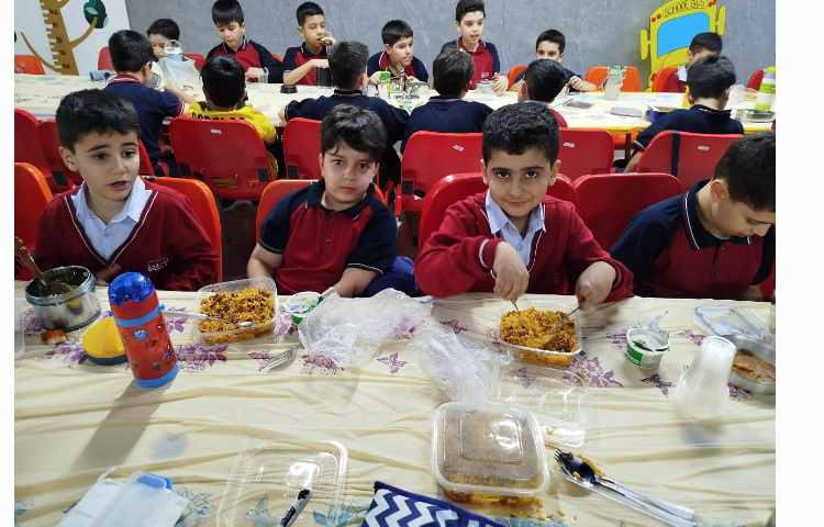 توزیع ناهار در سالن ناهار خوری 12