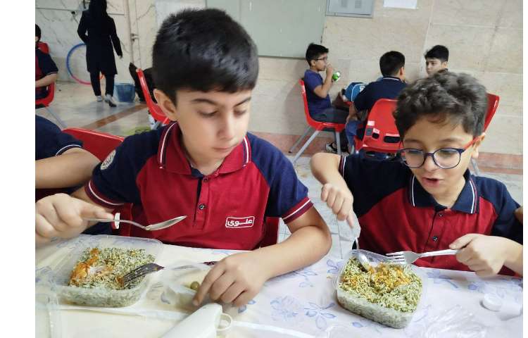 توزیع ناهار در سالن ناهار خوری 12