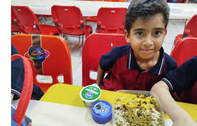 توزیع ناهار در سالن ناهار خوری 12