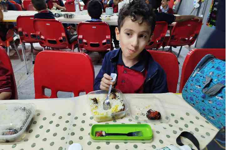 توزیع ناهار در سالن ناهار خوری 12